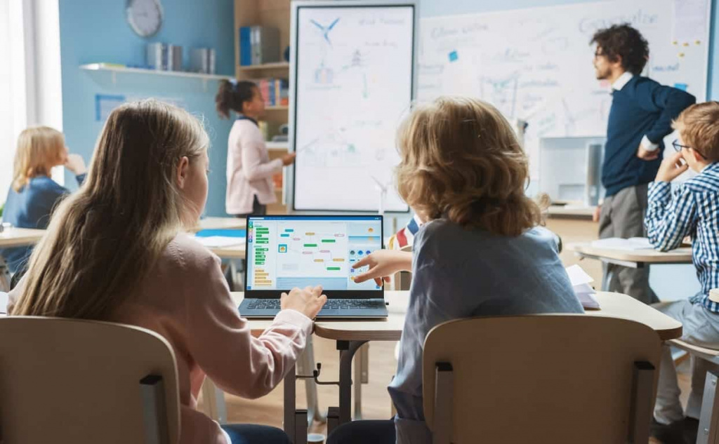 Students-in-a-classroom-using-blended-learning-technology-1024x633